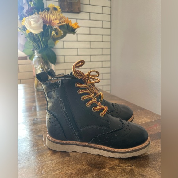 Leather Wing Tip Toddler Boots - Picture 7 of 8